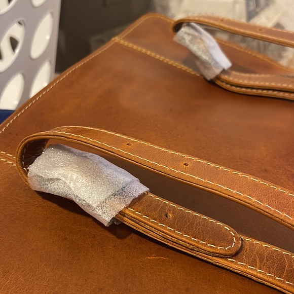 Leather hanging toiletry kit - Picture 6 of 8